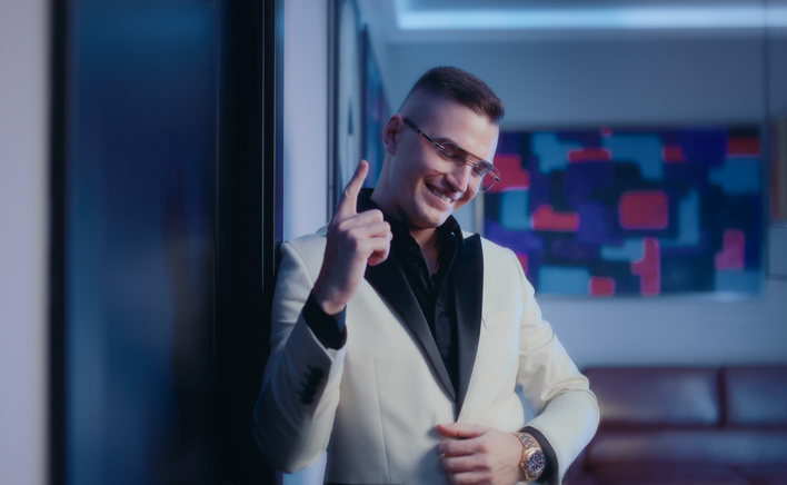 Nowa piosenka Oskaro „Miłość chcę Ci dać” bije rekordy odsłon w sieci przed Sylwestrem 2025