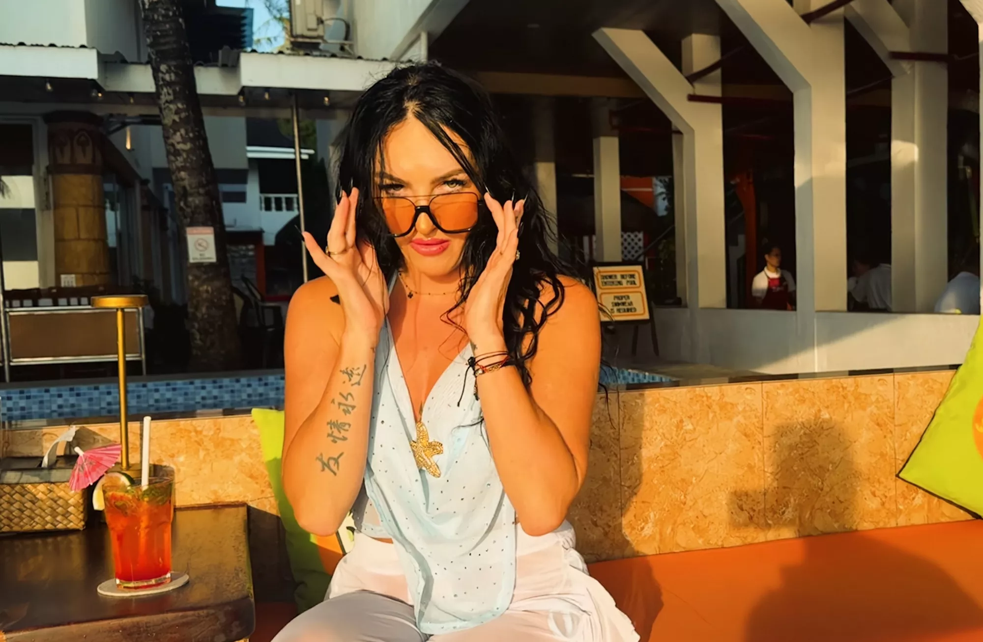 Nowa piosenka Pauliny Basy "Chyba bolą cię nogi" już w sieci. To mega hit?