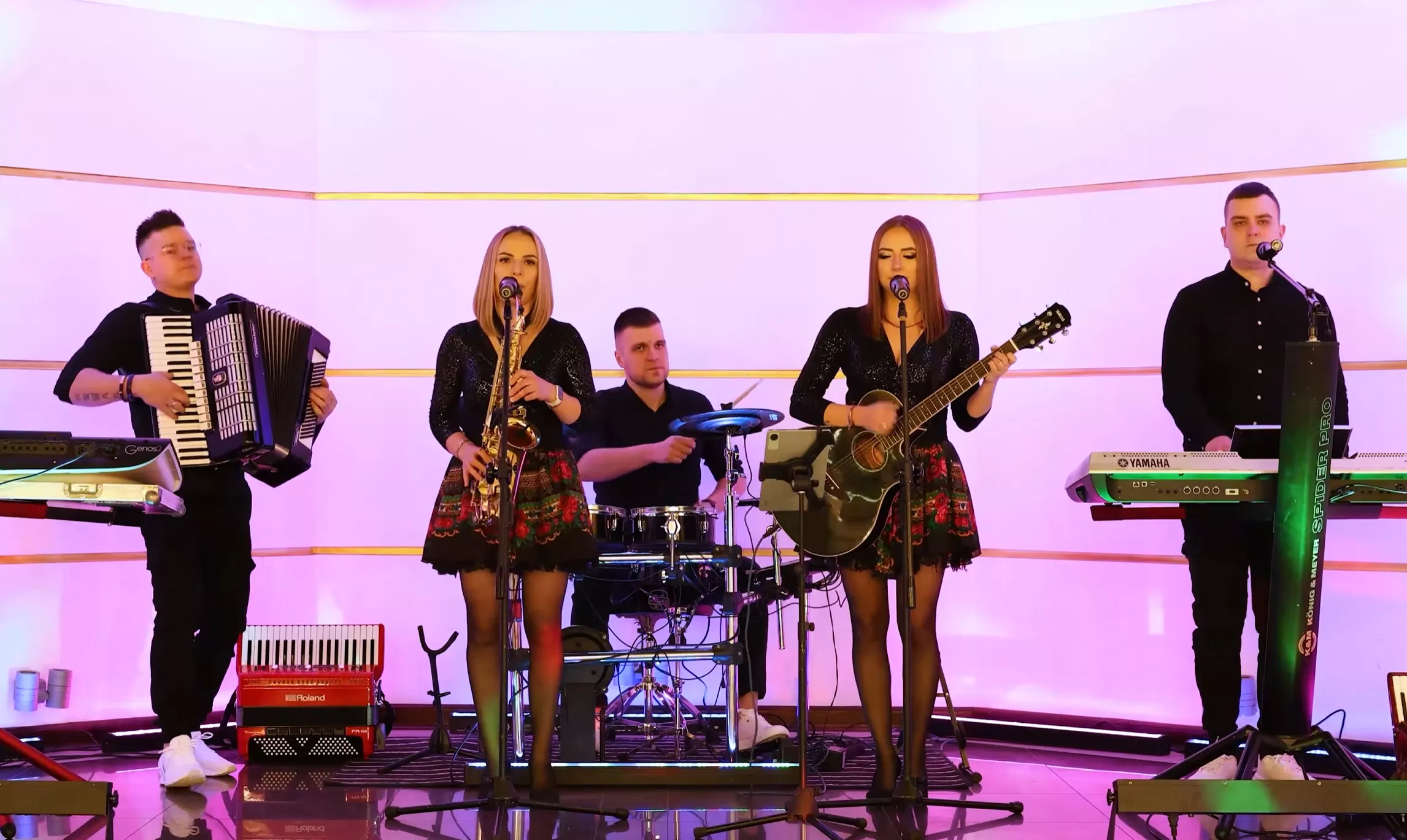 Nowa premiera zespołu Massive. Cover „Jarzębino Czerwona"! Polacy kochają ten numer!