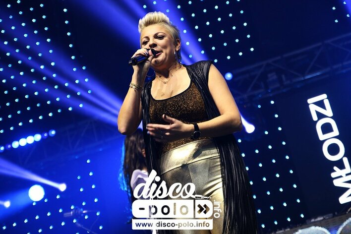 Nowa produkcja grupy Piękni i Młodzi w wersji koncertowej! To jest hit! | VIDEO