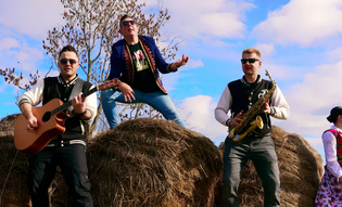 Nowa propozycja Szalonego Drużby „Kochaj mnie” błyskawicznie zyskuje popularność