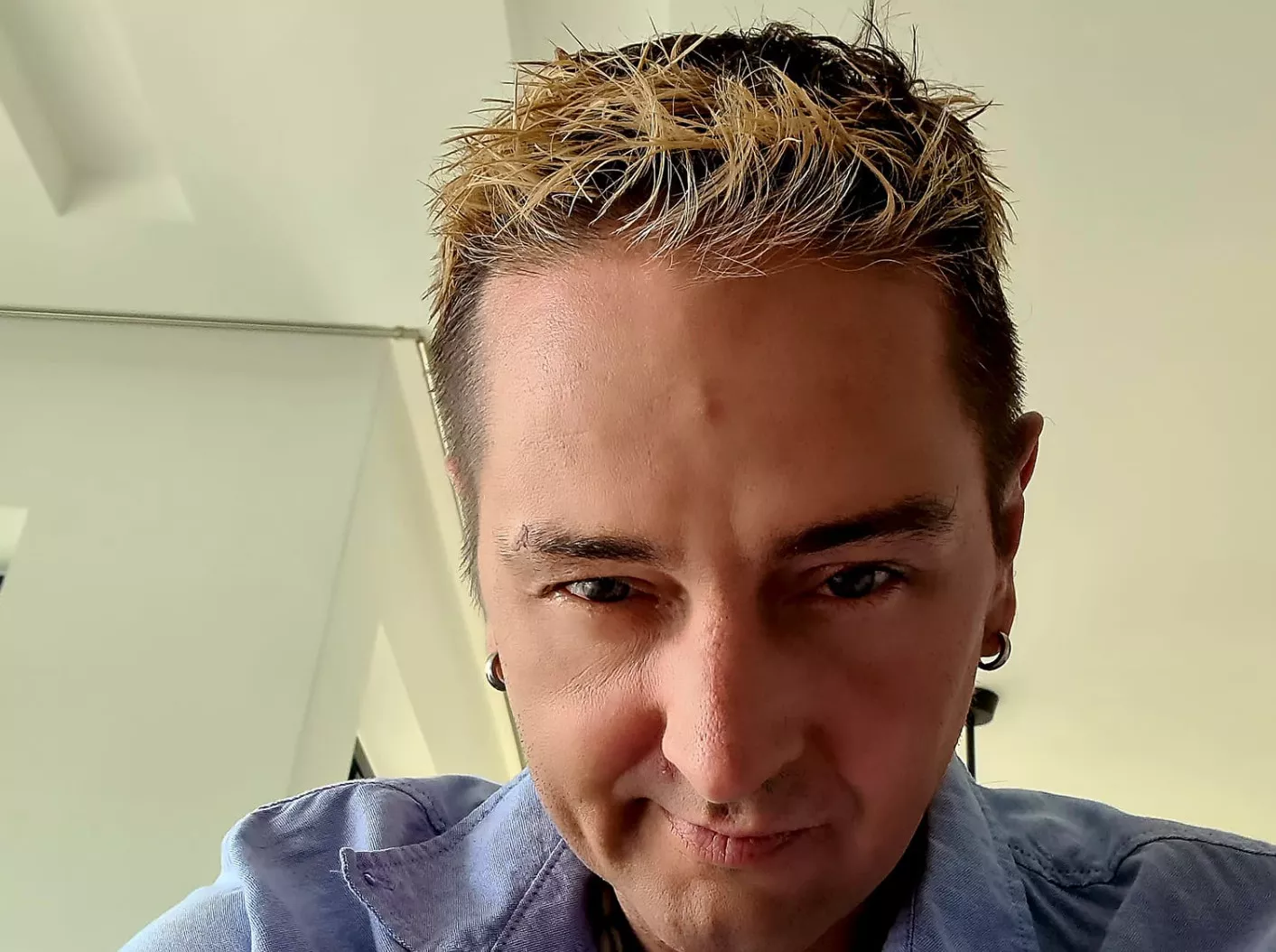 Nowa wersja przeboju zespołu Universe. Tak gwiazdor disco polo udoskonalił HIT „W taką ciszę„ ! Video podbija TikToka