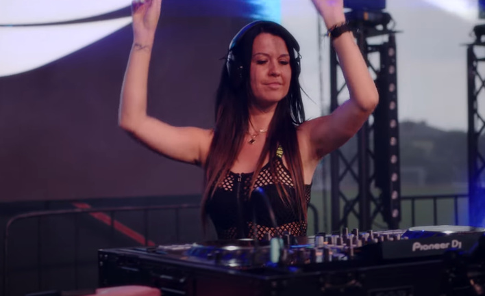 Nowa wersja utworu „Koniec (Festival Mix)” od SOFi! To strzał w dziesiątkę?! 