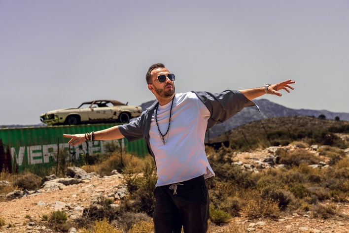 Nowator z przedpremierą „Nie mam pytań”. Nowy hit porwie do tańca!