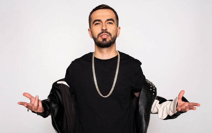 Nowator zagrał na żywo ”Ay Amor”! Tak brzmi jego platynowy przebój w wyjątkowej wersji przy pianinie