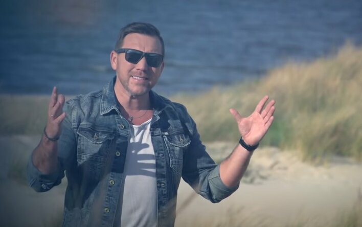 Nowość disco polo hitem w sieci! Artysta trafił tym przebojem w dziesiątkę.