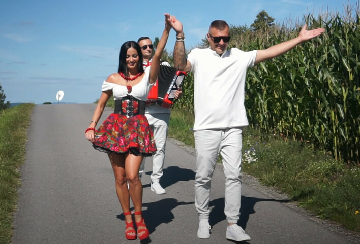 Nowość disco polo Magik Band & Romeo – „Cycata Ala” rozkręci każdą biesiadę