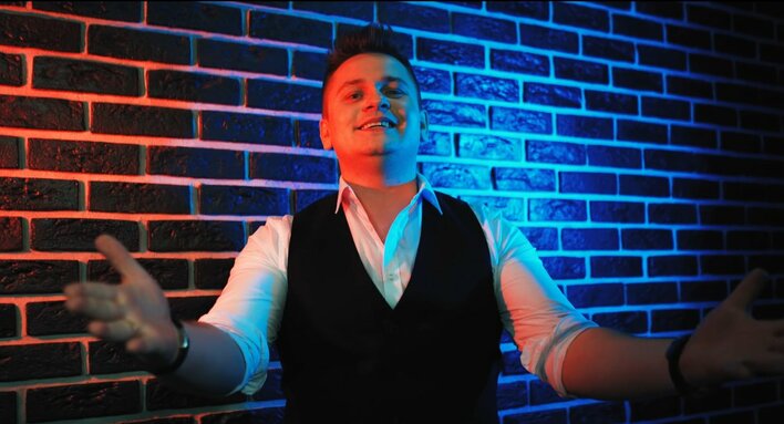 Wokalista disco polo podnosi poprzeczkę?! Genialna nowość podbija sieć!