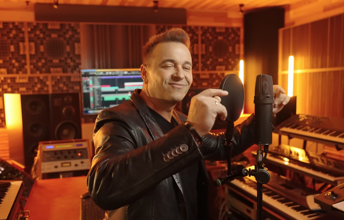 Nowość od zespołu Weekend. „Halo tu Londyn” błyskawicznie stało się hitem internetu