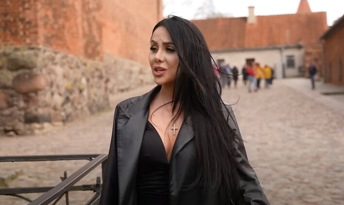 Nowość „Silniejsza„ to niesamowity hit! Klaudia Zielińska podbija YouTube i TikToka! 2 miliony na koncie wokalistki! 