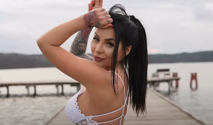 Nowość „Silniejsza„ to prawdziwy hit! Klaudia Zielińska podbija YouTube i TikToka