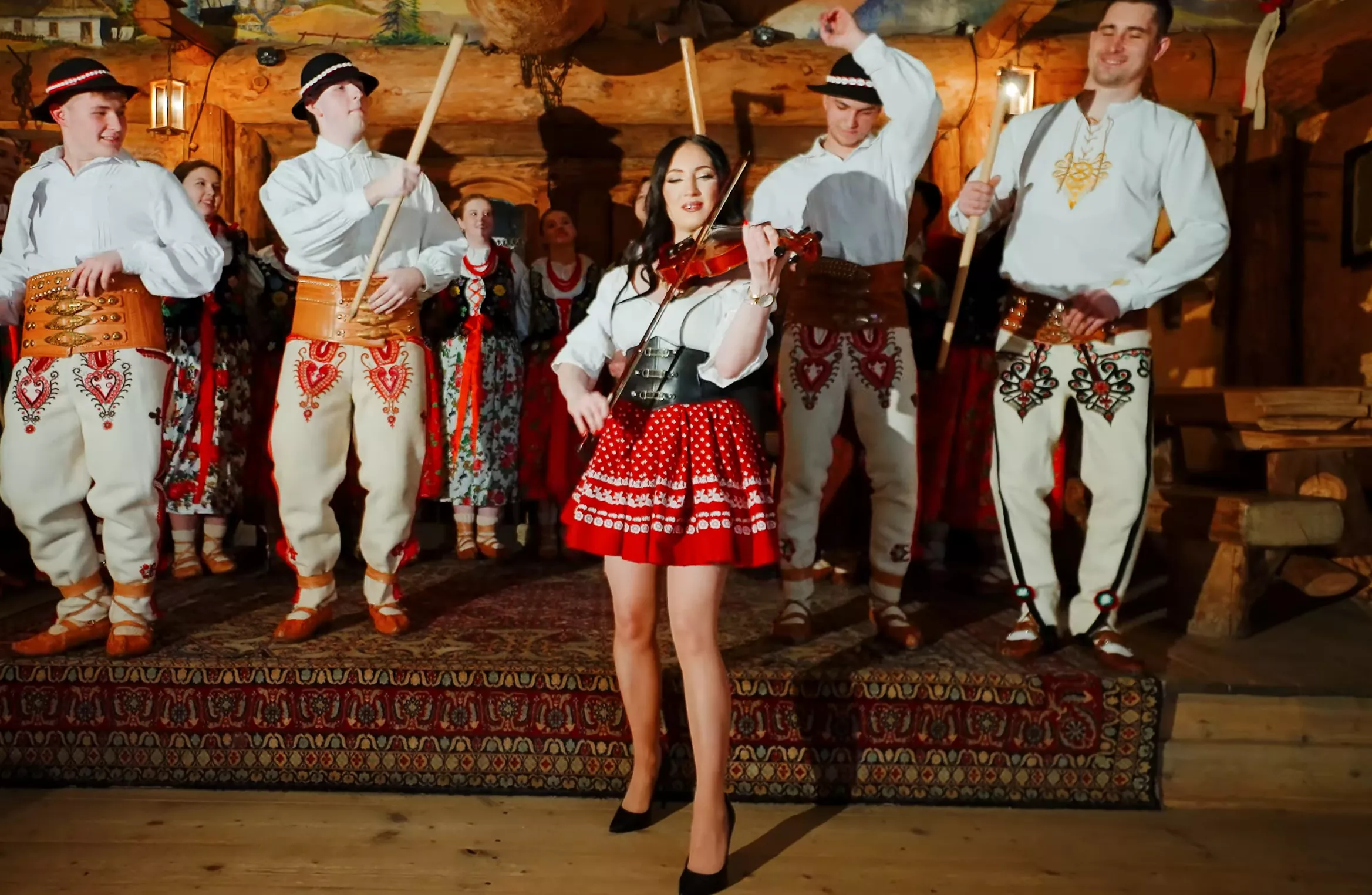 Nowość w disco polo. Iwona Cichoń wypuszcza „Halka Góralka”, a góralski klimat i taneczny rytm szybko przyciągają uwagę słuchaczy