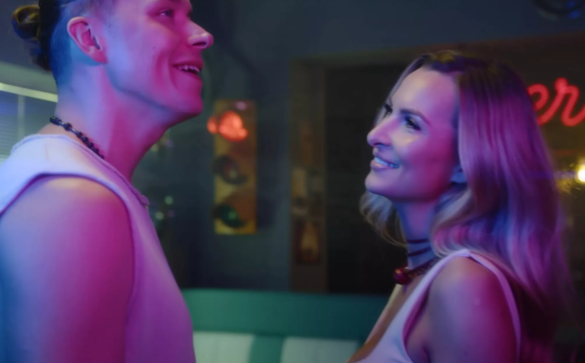 Nowość zespołu Dejw: „Grom” z udziałem żony Dawida Kuleszy już dostępna w sieci