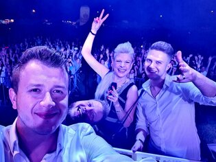 Nowy członek zespołu Piękni i Młodzi?! Fani disco polo w szoku kto pojawił się na scenie!