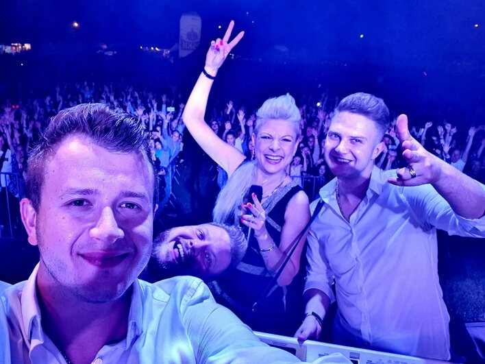 Nowy członek zespołu Piękni i Młodzi?! Fani disco polo w szoku kto pojawił się na scenie!