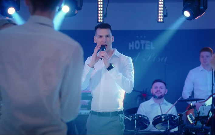 Nowy hit Bayera, „Kocha się raz„, podbija Polskę! Dowiedz się, dlaczego ten utwór disco polo stał się viralowym fenomenem