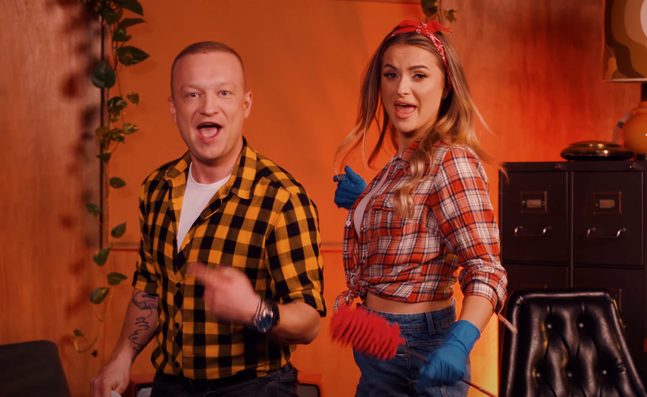 Nowy hit disco polo! Czy „Kebab na kanapie” będą śpiewać Polacy? Zobacz przedpremierę od Alexa & Fonzy!