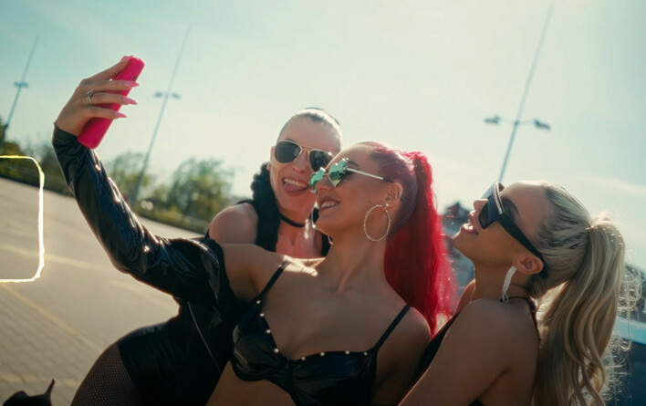 Nowy hit disco polo od Żaku „Czternastka w Maxie„ – teledysk pełen pięknych kobiet podbija internet!