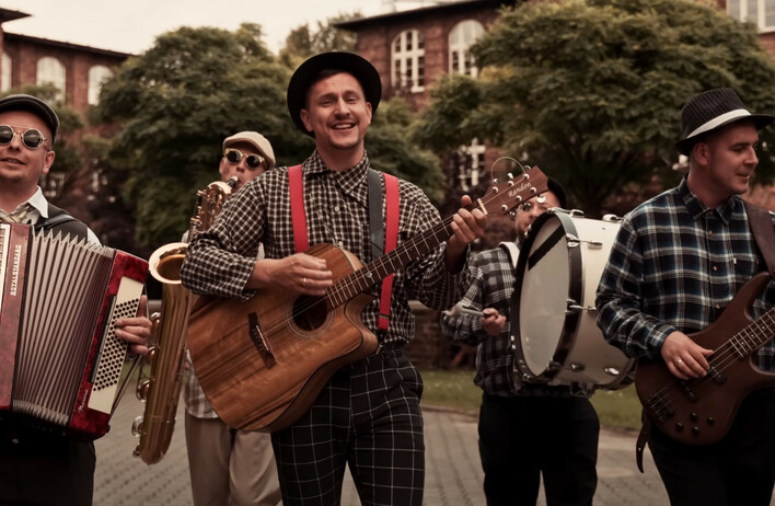 Nowy hit Eratox „Powróć” podbija sieć – teledysk i brzmienie w wyjątkowym stylu