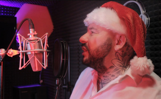 Nowy hit świąteczny od Na Plus! „Pan w czerwonym kubraczku” z nietypowym szkockim brzmieniem