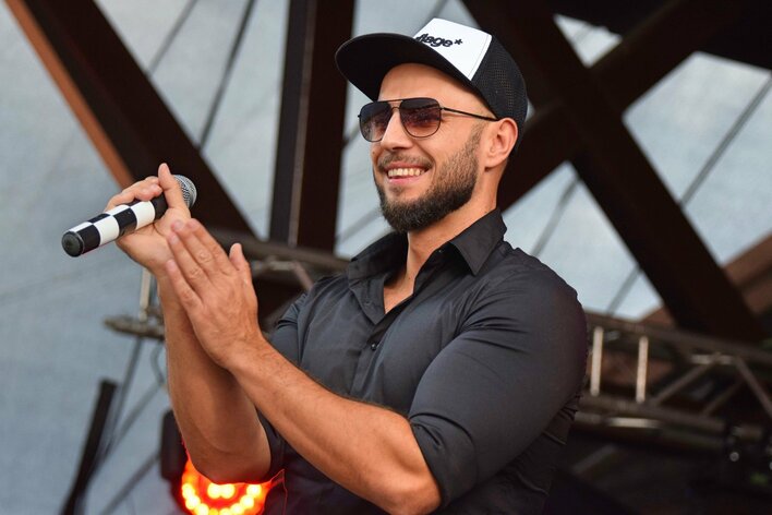 Wokalista disco polo szczęśliwy! Nowy miesiąc rozpoczął się dla niego idealnie! 