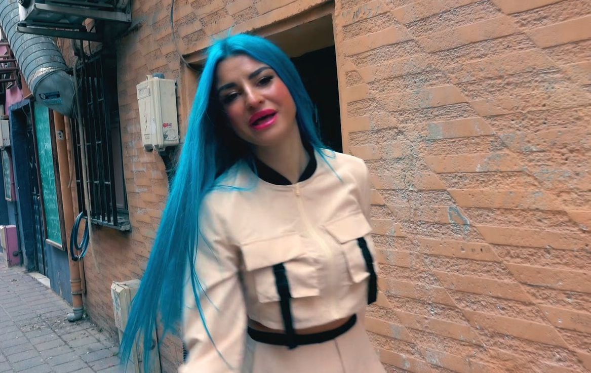 Nowy singiel Agbe „Elka” zdobywa setki tysięcy wyświetleń w sieci