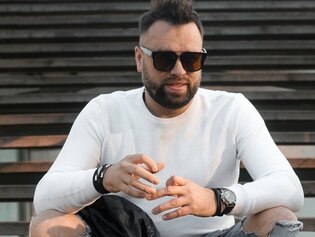 Nowy wokalista na rynku disco polo! Zobaczcie, co zaprezentował w sieci! 