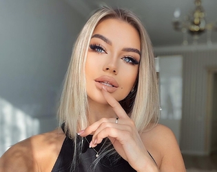 Można się zakochać! Obcisła sukienka i biust na wierzchu! Gwiazda disco polo szokuje publikacją.
