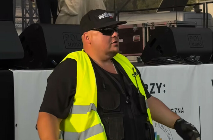 Disco polo w centrum uwagi?! Ochroniarz skradł show na koncercie Łobuzów? Viralowe nagranie w sieci!
