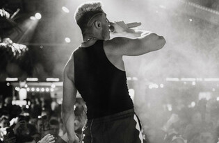 Od anonimowego artysty do gwiazdy disco polo - historia Kamil Kossakowskiego DiscoBoys, która Cię zaskoczy! To najlepszy młody artysta disco polo?