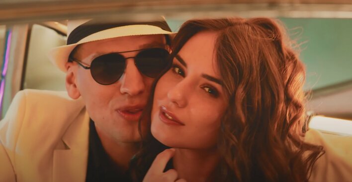 Od pięknych kobiet aż kręci się w głowie! Gorąca nowość od znanego wykonawcy disco polo! Bayera zaskoczył!