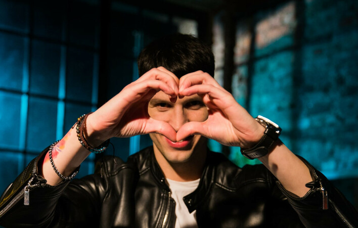 Odkryj nowy hit od gwiazdy disco polo - Lecimy od Bayera w klimacie lat 80 i 90!