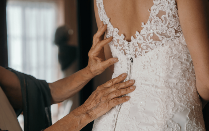 Odkryj nowy trend na swoim weselu - spodnie pod suknią ślubną! Zobacz, co zaskoczyło gości na jednym z wesel!