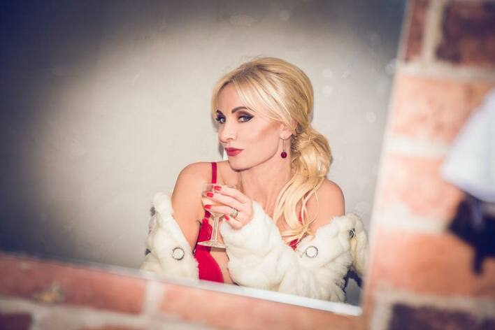 Odsłoniła dekolt i podkreśliła talię! Wokalistka disco polo zachwyca sylwestrowym strojem!