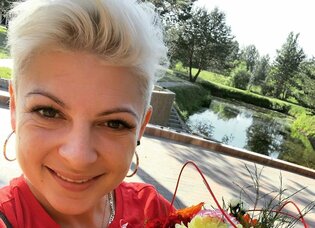 Odsłoniła nogi! Fani disco polo oczarowani Magdą Narożną! Urocza wokalistka w centrum uwagi