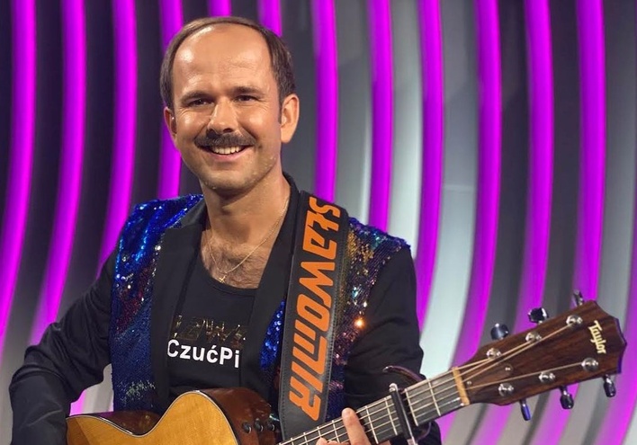 Odważne zdjęcia przy stole! Sławomir bez Kajry celebruje uroczystość weselną! Te fotki to HIT