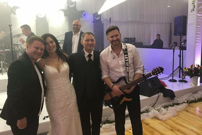Ogromna niespodzianka dla Nowożeńców! Odwiedził ich znany zespół!