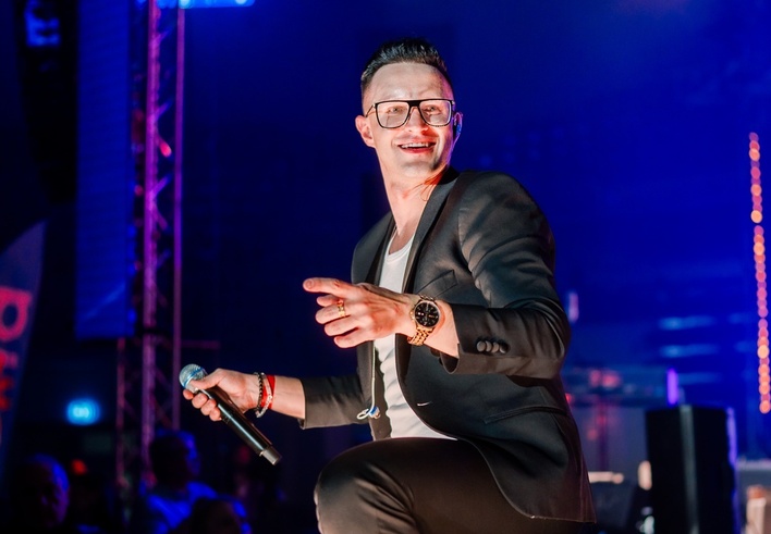 Ogromna wpadka lidera Playboys na żywo! Jak Kuba Urbański poradził sobie z nietypowym problemem na scenie?