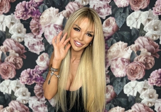 Ogromny dekolt do pasa! Gwiazdeczka disco polo na ustach Polaków