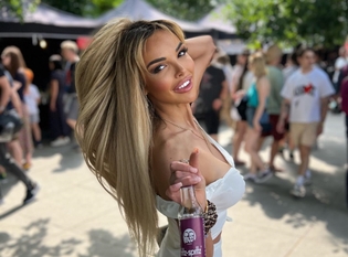 Ogromny dekolt na pierwszy planie! Nicki Queen uczestniczka Love Island i gwiazda disco polo zachwyca!