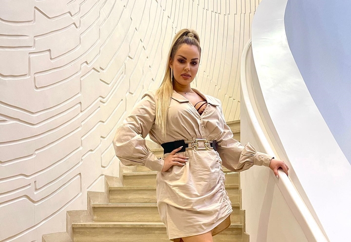 Ogromny dekolt uwielbianej wokalistki! Paula Karpowicz Topky zachwyciła odważną stylizacją! 