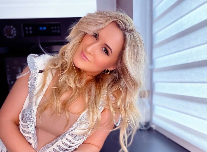 Internet zapłonął! Ogromny dekolt wokalistki disco polo odsłonił biust! Fani komentują ”brak mi słów”