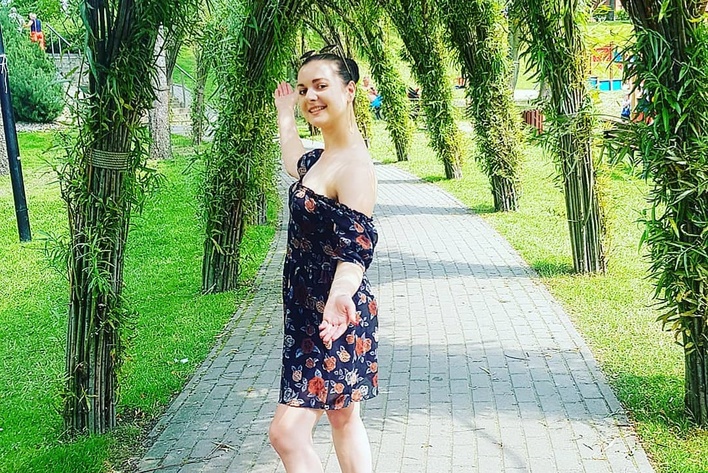 Ogromny dekolt ślicznej wokalistki disco polo odsłonił jej ponętny biust! W sieci zawrzało! 