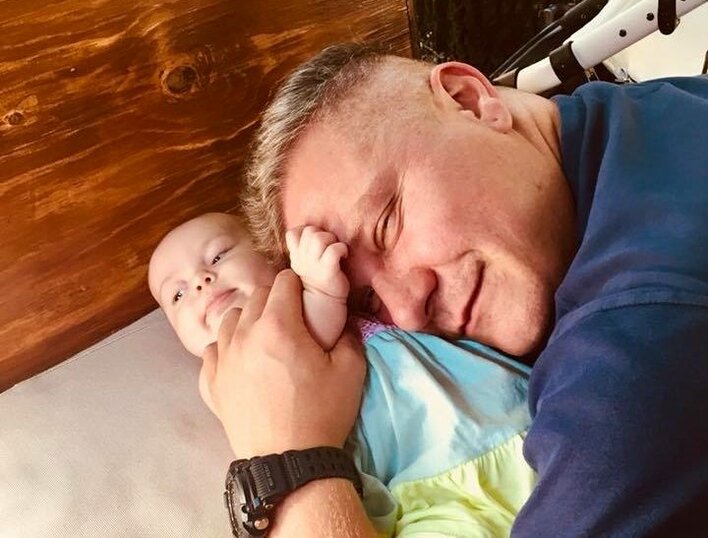 Ojcostwo zdecydowanie mu służy! Gwiazdor disco polo oczarowany swoją córką