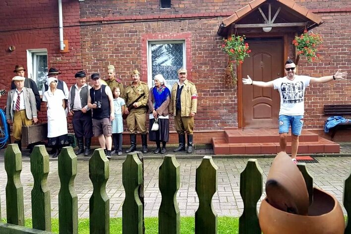 Ojcowski sierp oraz Brymucha Kargula w rękach Andre! - wokalista odwiedził historyczne miejsce