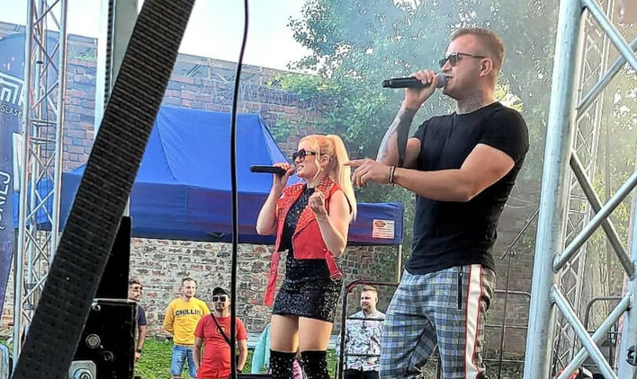 „Ona działa na mnie jak„ na żywo! Zaśpiewała Ela Kliś nowa wokalistka Pięknych i Młodych oraz Dawid Narożny! To brzmi świetnie!