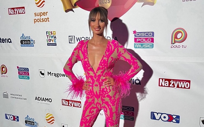 Opadną Wam szczęki?! Gwiazda disco polo zachwyciła w czerwonej sukni! Sprawdź najnowsze zdjęcie gwiazdy zespołu Szpilki
