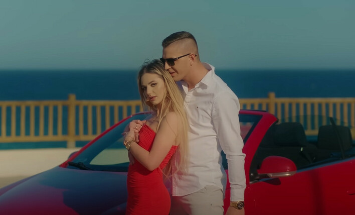 Błyskawiczna kariera Oskaro! Jego nowość „Landrynka„ Podbija Listy Przebojów! Co myślą o tym fani?! 

