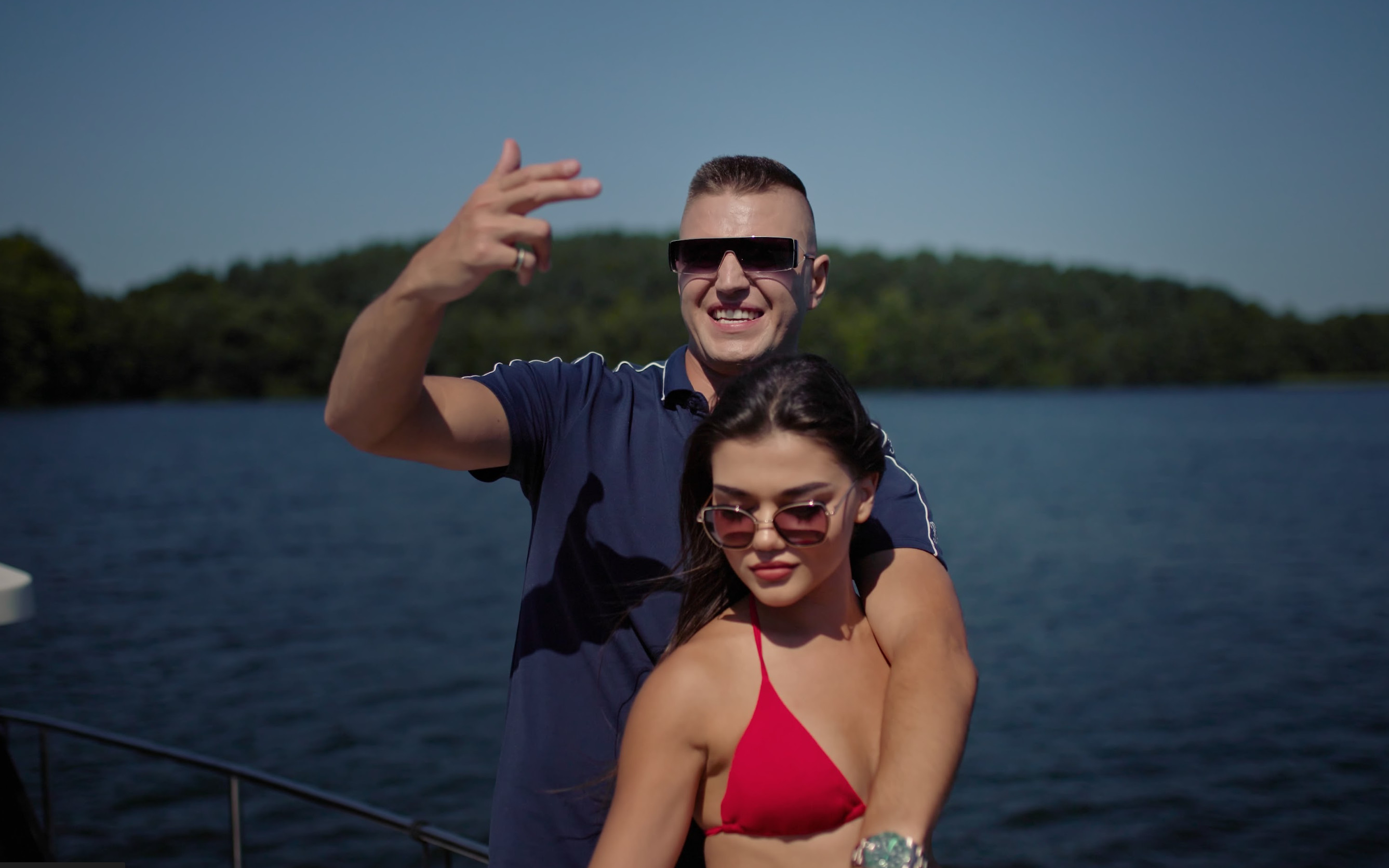 Oskaro z gorącą premierą! „Seniorita” to nowy taneczny hit na koniec lata