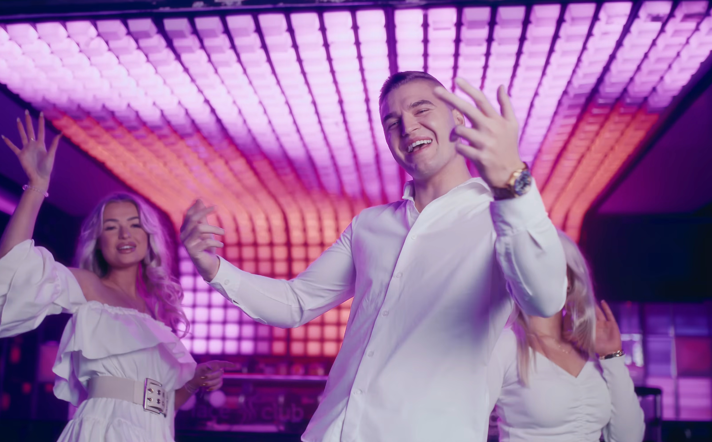 Oskaro zagrał koncert w klubie Explosion w Warszawie. Na scenie wybrzmiał hit „Serce me gotowe”